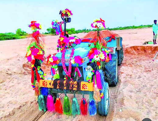 బరితెగించిన ఇసుకాసురులు 1