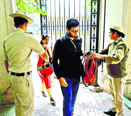 అణువణువూ చెకింగ్‌3