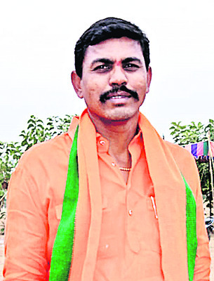 మనుషుల వెంటే పరుగెత్తుతూ..
2