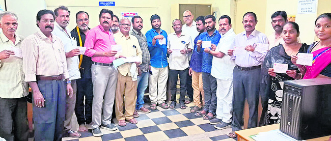 వృద్ధురాలిని కాపాడిన యువకులు 1