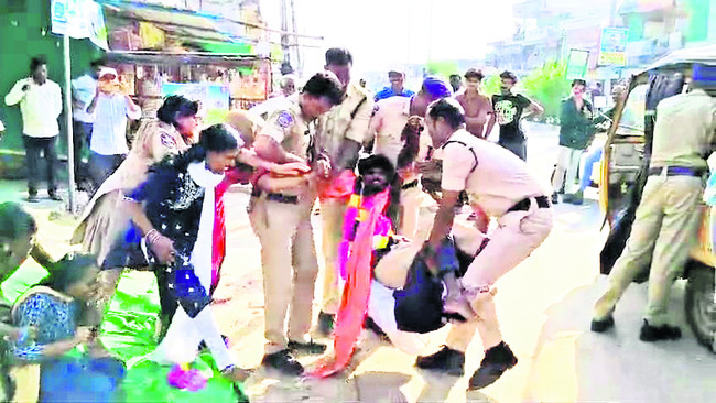 ఫేక్‌ నంబర్‌ ప్లేట్‌  వినియోగిస్తే చర్యలు
2