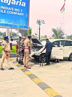 బైక్‌ను ఢీకొన్న బస్సు 1