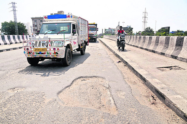 ● రోడ్లు ఛిద్రం.. ప్రయాణం నరకం1