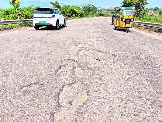 ● రోడ్లు ఛిద్రం.. ప్రయాణం నరకం3