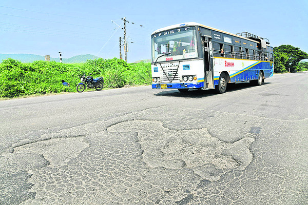 ● రోడ్లు ఛిద్రం.. ప్రయాణం నరకం2