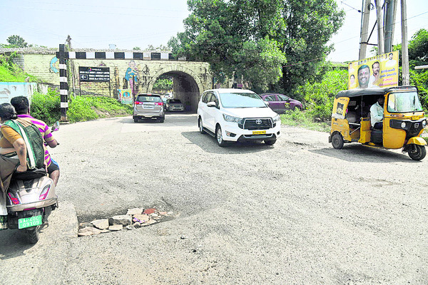 ● రోడ్లు ఛిద్రం.. ప్రయాణం నరకం5