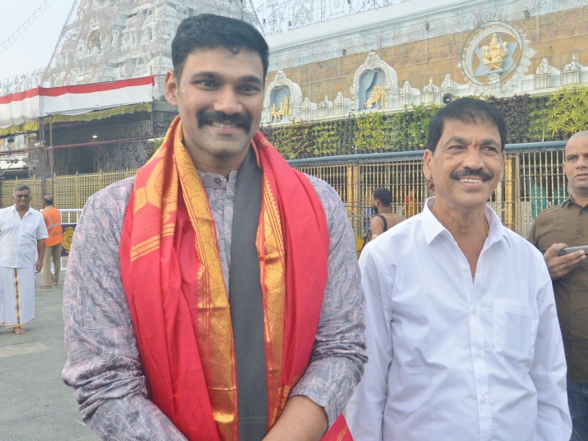 Hero Bellamkonda Sai Srinivas Visit Tirumala Temple Photos3