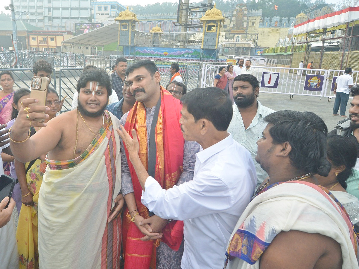 Hero Bellamkonda Sai Srinivas Visit Tirumala Temple Photos7