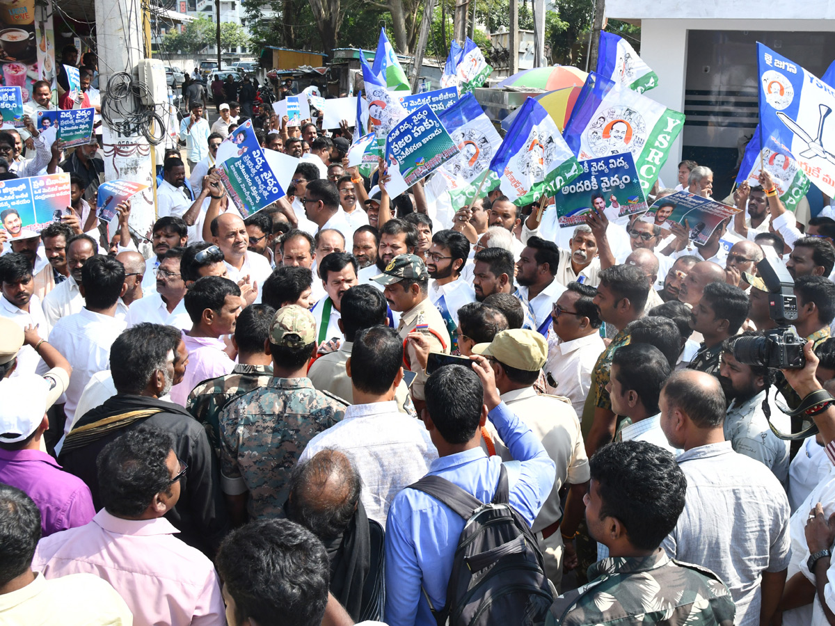YSRCP Leaders Protest Against Privatisation of Medical Colleges In Andhra Pradesh Photos12