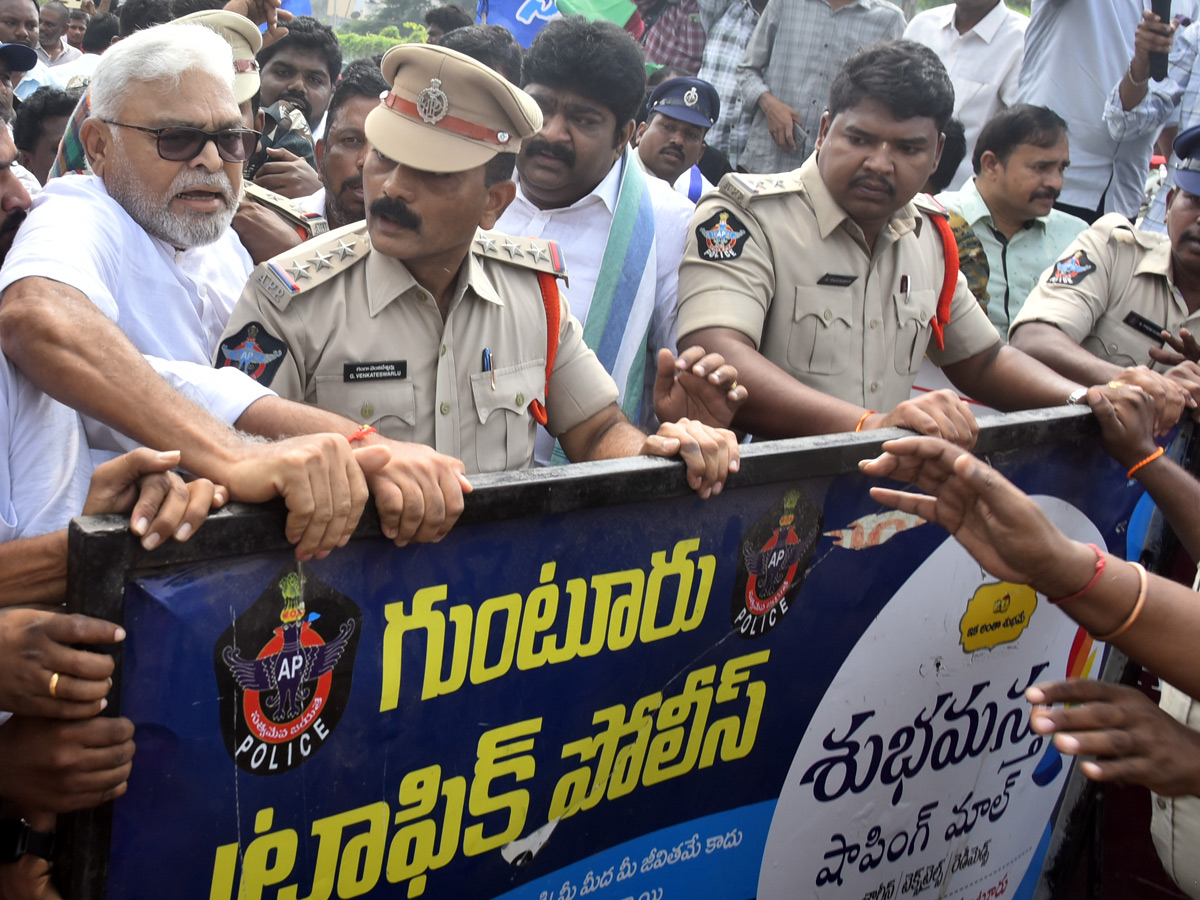 YSRCP Leaders Protest Against Privatisation of Medical Colleges In Andhra Pradesh Photos16