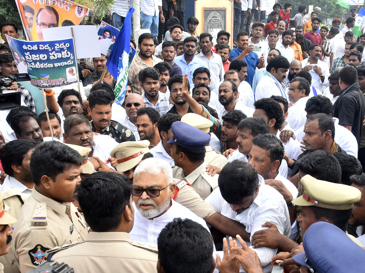 YSRCP Leaders Protest Against Privatisation of Medical Colleges In Andhra Pradesh Photos17