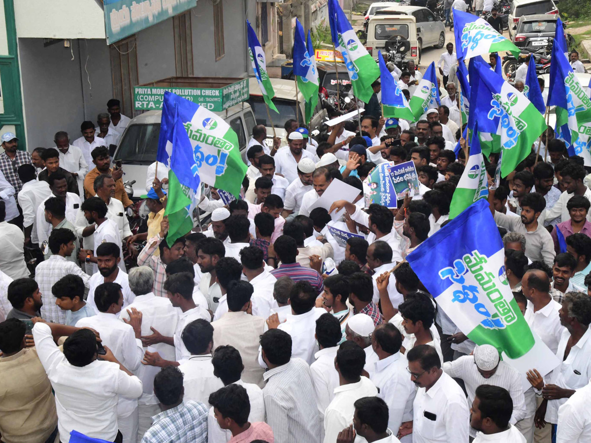 YSRCP Leaders Protest Against Privatisation of Medical Colleges In Andhra Pradesh Photos26