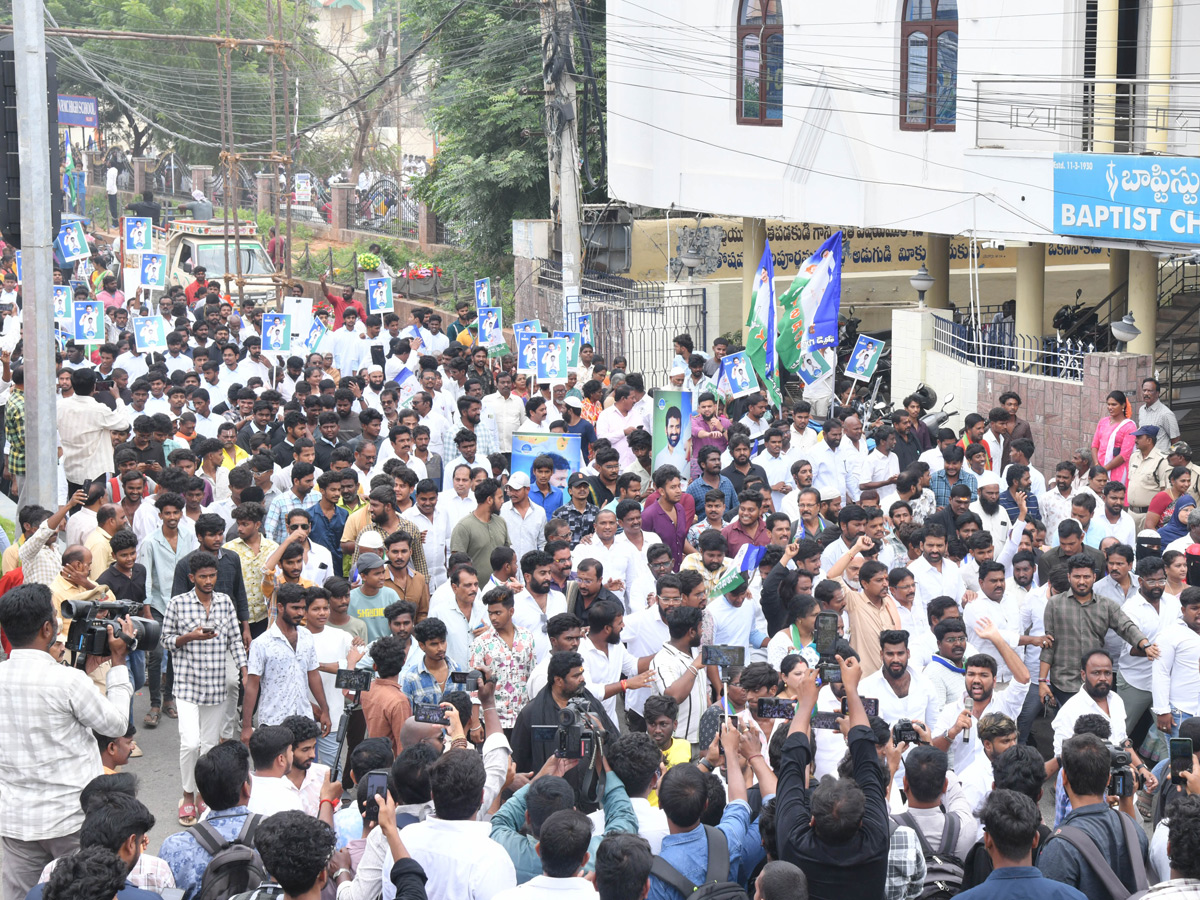 YSRCP Leaders Protest Against Privatisation of Medical Colleges In Andhra Pradesh Photos33