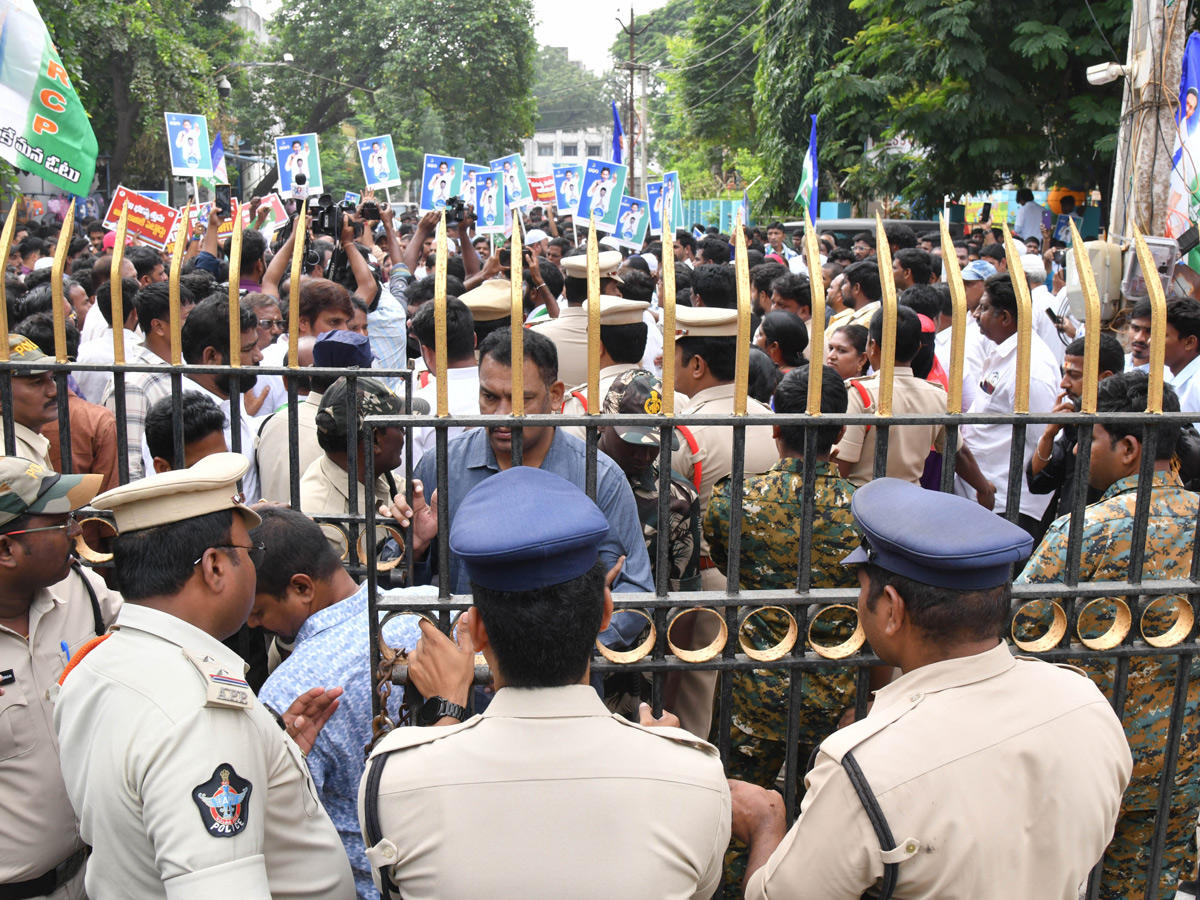 YSRCP Leaders Protest Against Privatisation of Medical Colleges In Andhra Pradesh Photos37