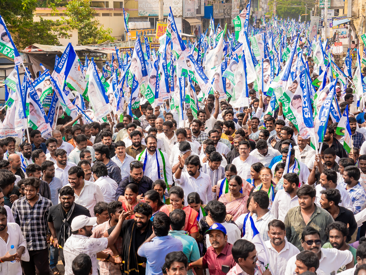 YSRCP Leaders Protest Against Privatisation of Medical Colleges In Andhra Pradesh Photos48
