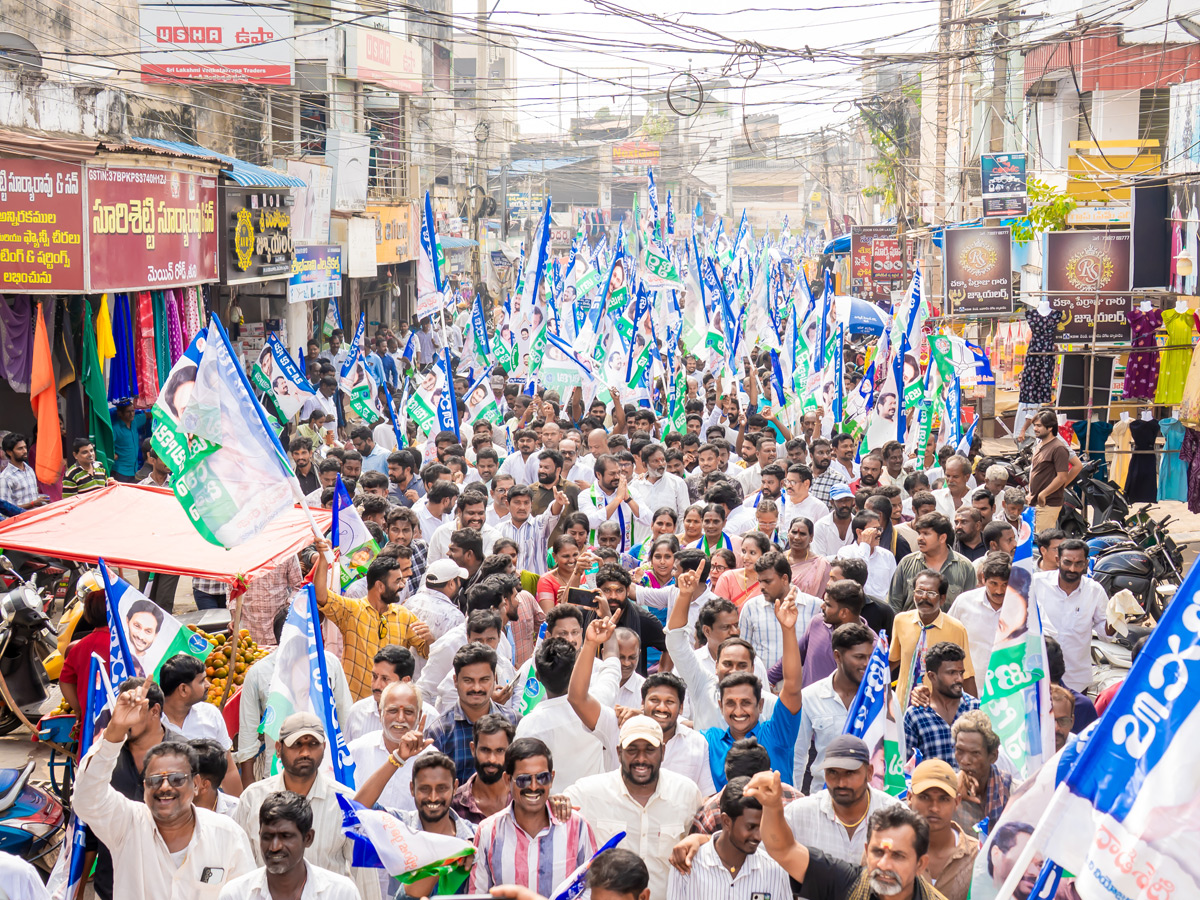 YSRCP Leaders Protest Against Privatisation of Medical Colleges In Andhra Pradesh Photos49