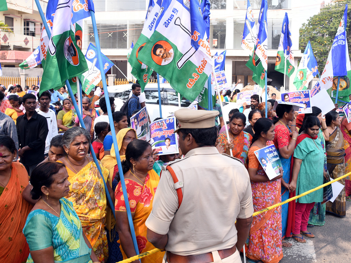 YSRCP Leaders Protest Against Privatisation of Medical Colleges In Andhra Pradesh Photos53