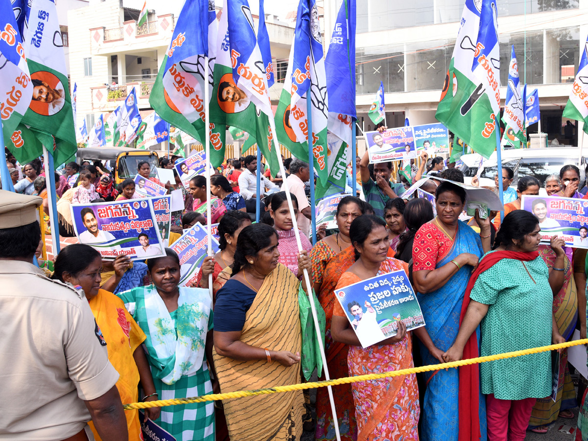 YSRCP Leaders Protest Against Privatisation of Medical Colleges In Andhra Pradesh Photos54