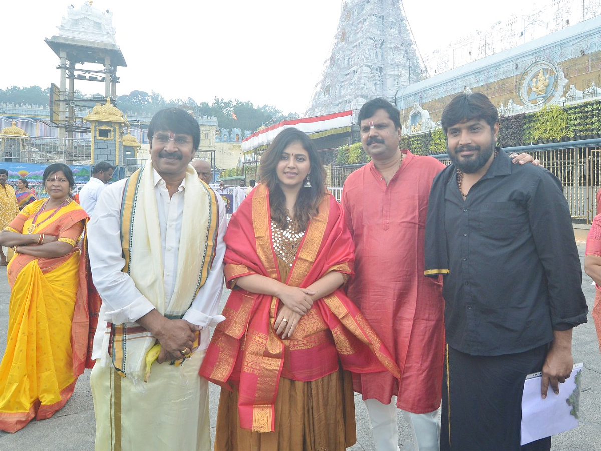 Actress Anjali And Srinivas Reddy Visit Tirumala Photos1