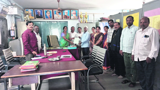 పాఠశాల భవన పునర్నిర్మాణానికి రూ.కోటి విరాళం1