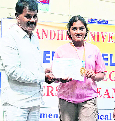 బాక్సింగ్‌ పోటీల్లో ఇద్దరు విద్యార్థులకు బంగారు పతకాలు 1