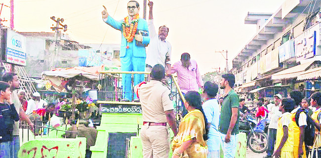 నీరు తరలించటంలో అలసత్వంపై మంత్రి అసంతృప్తి 
1