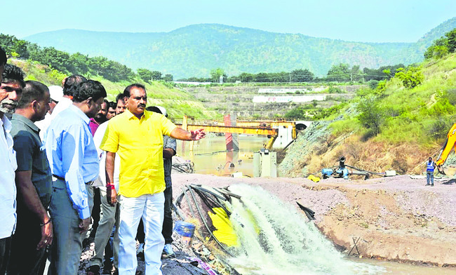 నీరు తరలించటంలో అలసత్వంపై మంత్రి అసంతృప్తి 
2
