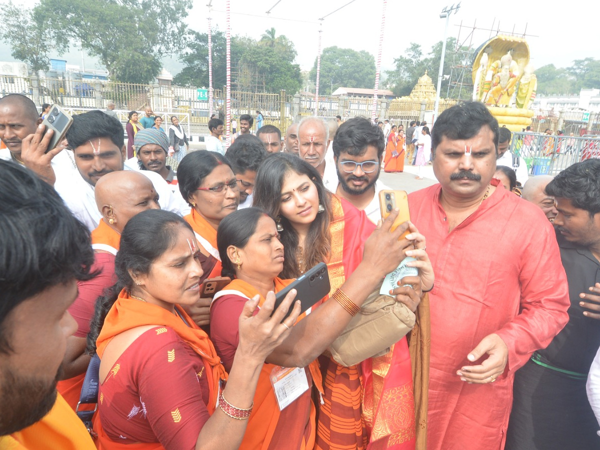Actress Anjali And Srinivas Reddy Visit Tirumala Photos10