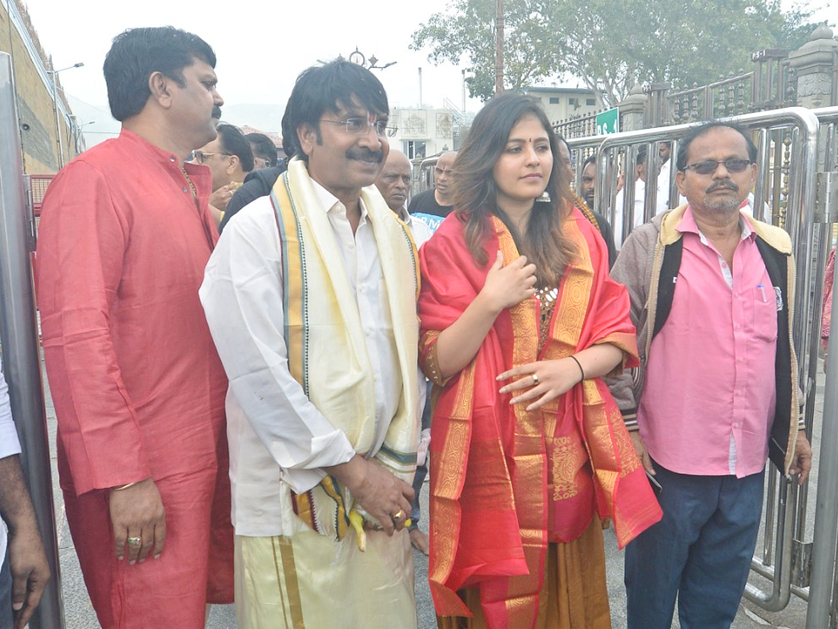 Actress Anjali And Srinivas Reddy Visit Tirumala Photos11
