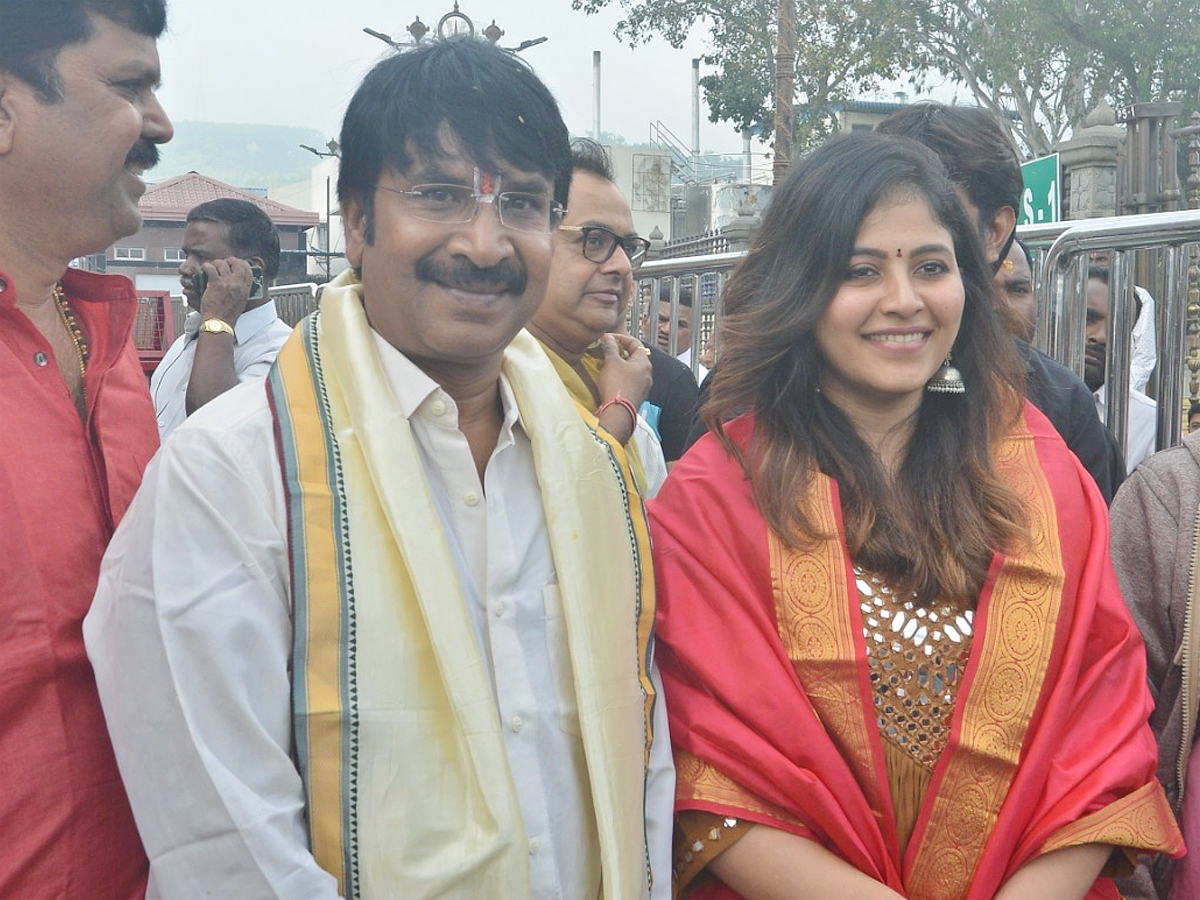 Actress Anjali And Srinivas Reddy Visit Tirumala Photos12