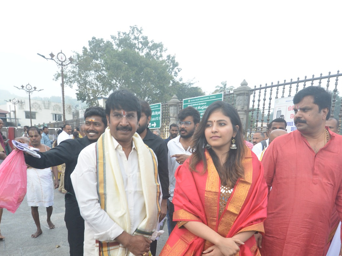 Actress Anjali And Srinivas Reddy Visit Tirumala Photos13