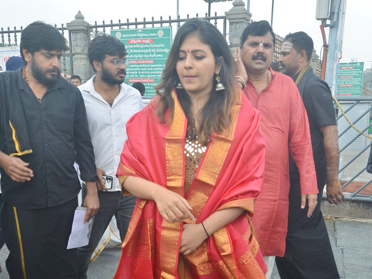 Actress Anjali And Srinivas Reddy Visit Tirumala Photos14