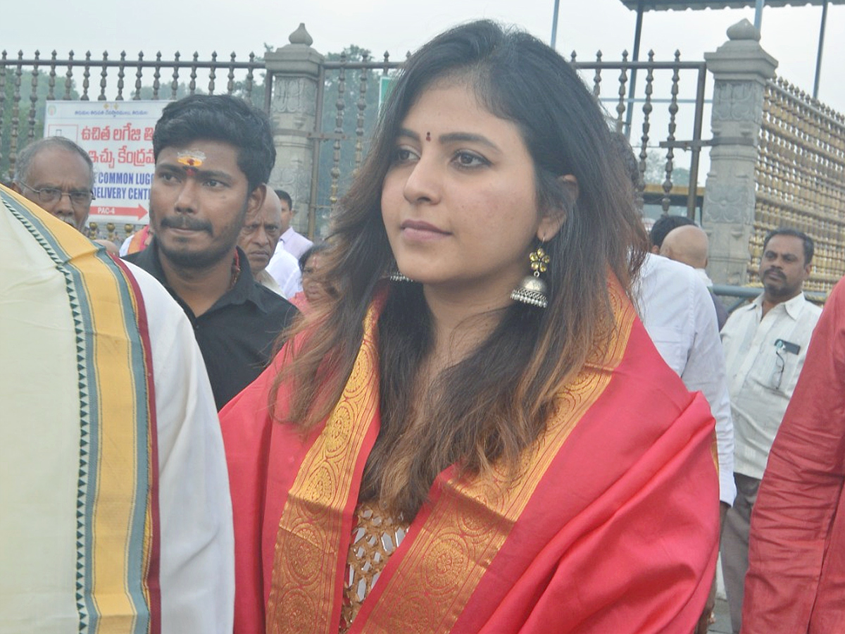 Actress Anjali And Srinivas Reddy Visit Tirumala Photos15