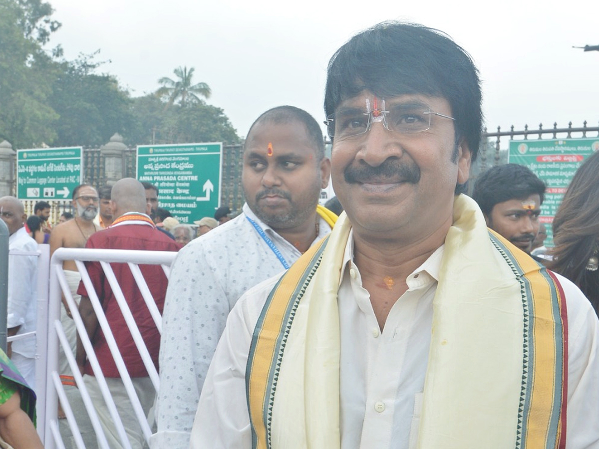 Actress Anjali And Srinivas Reddy Visit Tirumala Photos16