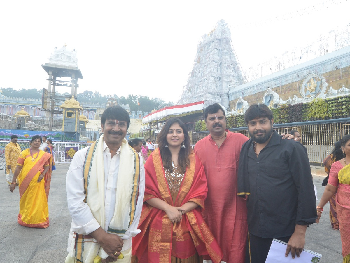 Actress Anjali And Srinivas Reddy Visit Tirumala Photos17