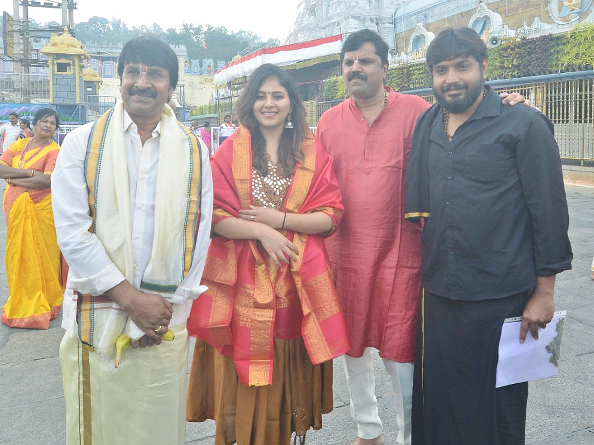 Actress Anjali And Srinivas Reddy Visit Tirumala Photos18