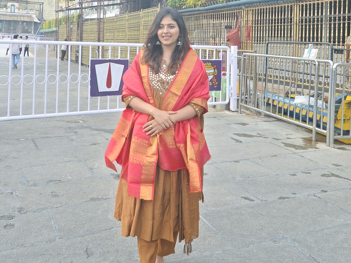 Actress Anjali And Srinivas Reddy Visit Tirumala Photos3