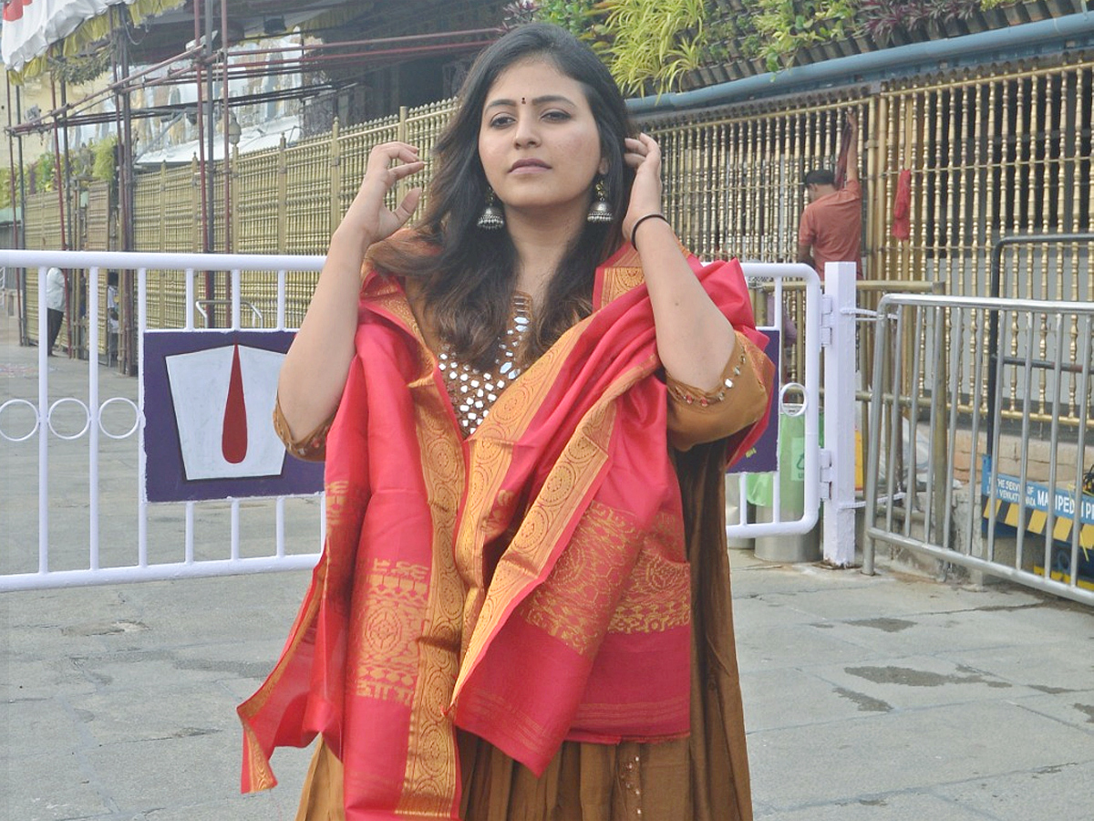 Actress Anjali And Srinivas Reddy Visit Tirumala Photos4