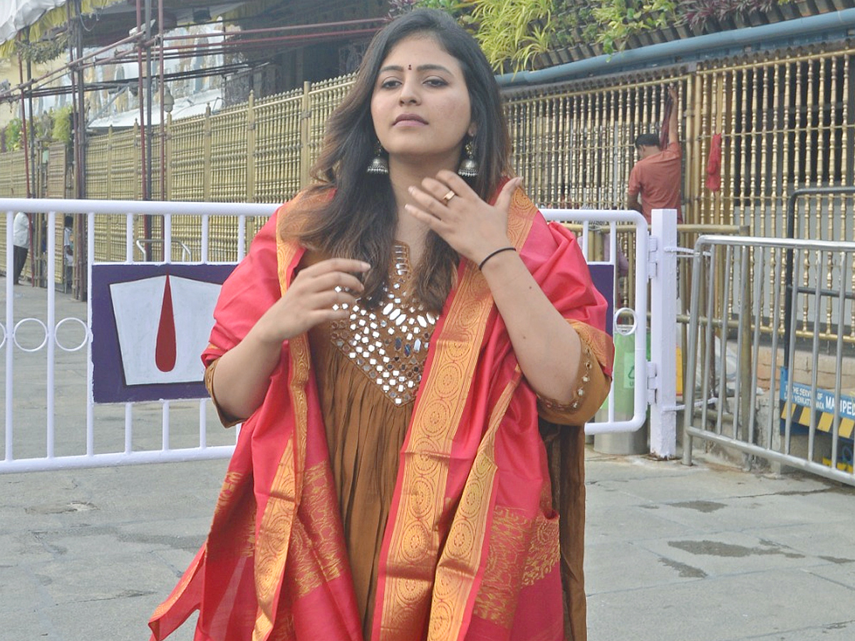 Actress Anjali And Srinivas Reddy Visit Tirumala Photos5