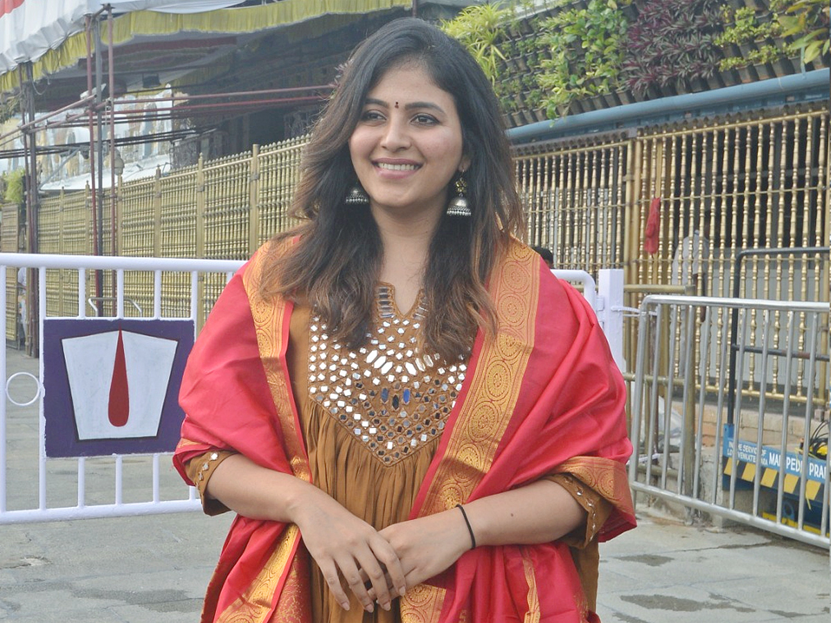 Actress Anjali And Srinivas Reddy Visit Tirumala Photos6