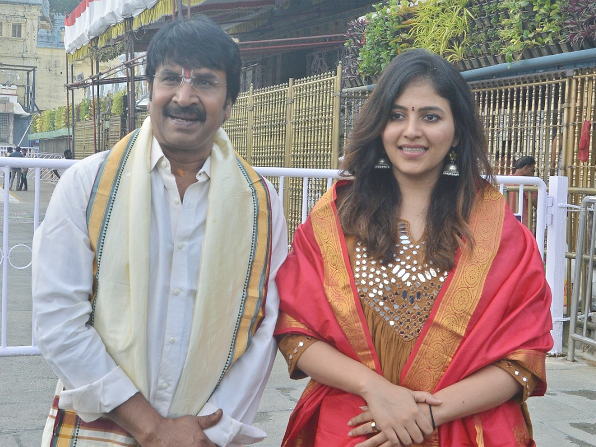 Actress Anjali And Srinivas Reddy Visit Tirumala Photos7