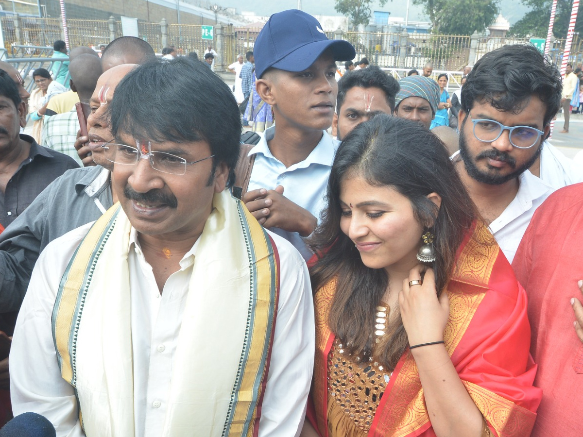 Actress Anjali And Srinivas Reddy Visit Tirumala Photos9