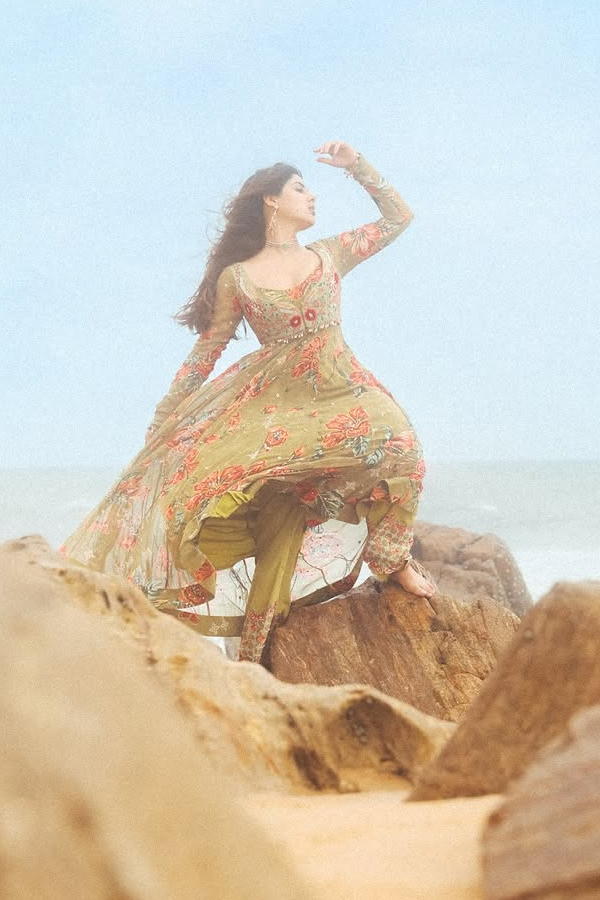 Actress Samyuktha Menon Shared Her Latest Beach Photos13