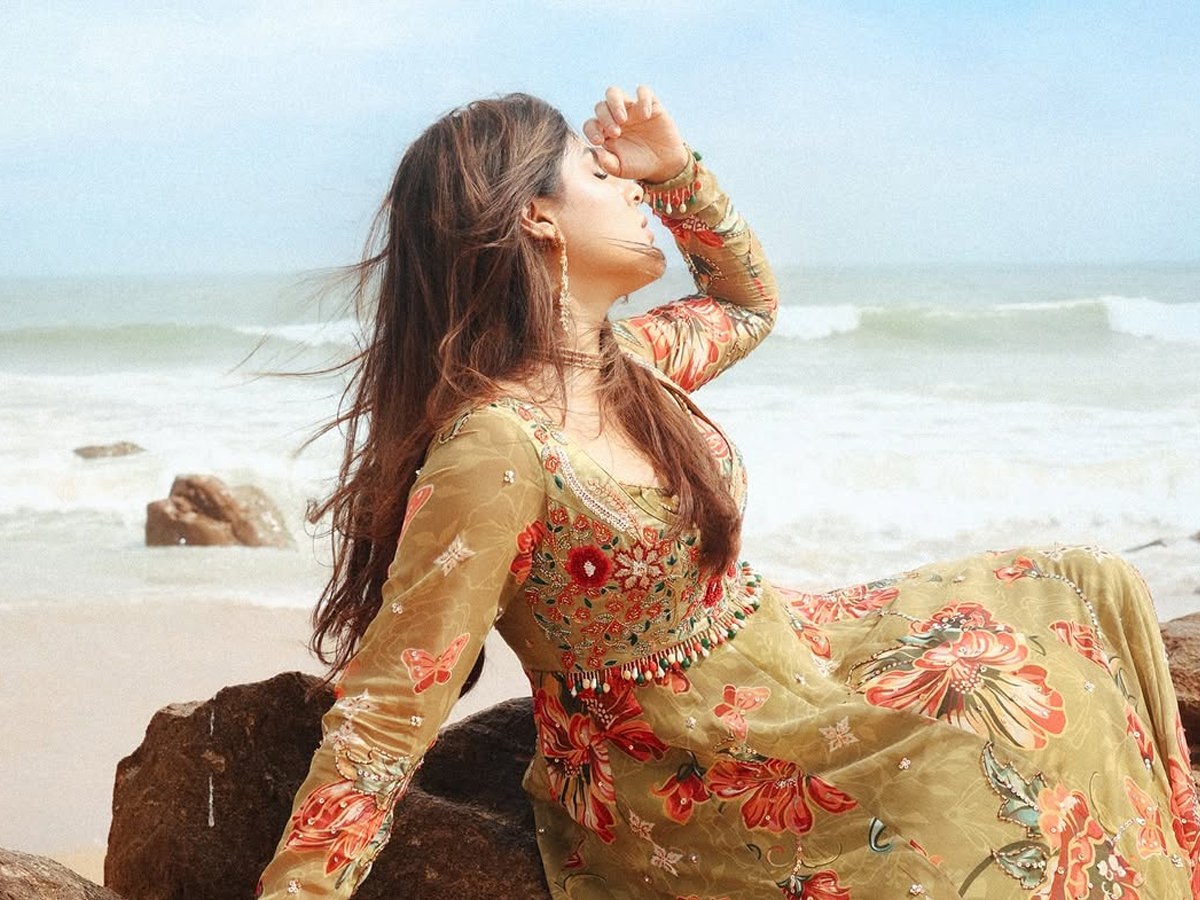 Actress Samyuktha Menon Shared Her Latest Beach Photos4