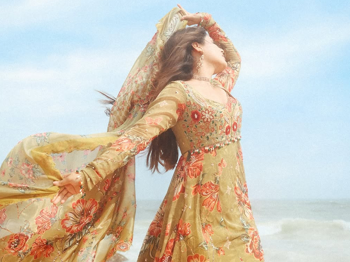 Actress Samyuktha Menon Shared Her Latest Beach Photos6