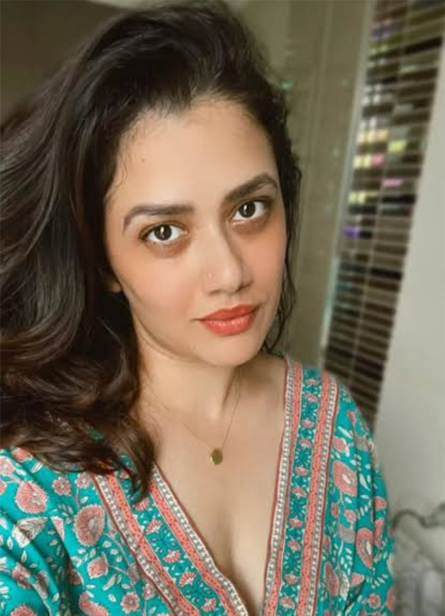 Social Media Trending Actress Girija Oak Godbole HD Photos10