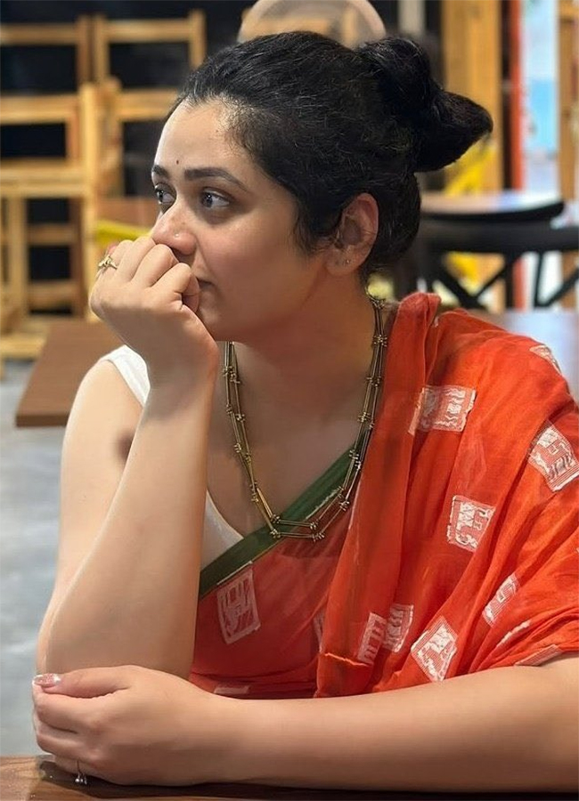 Social Media Trending Actress Girija Oak Godbole HD Photos11