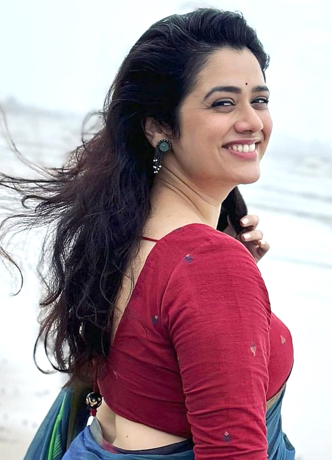 Social Media Trending Actress Girija Oak Godbole HD Photos13