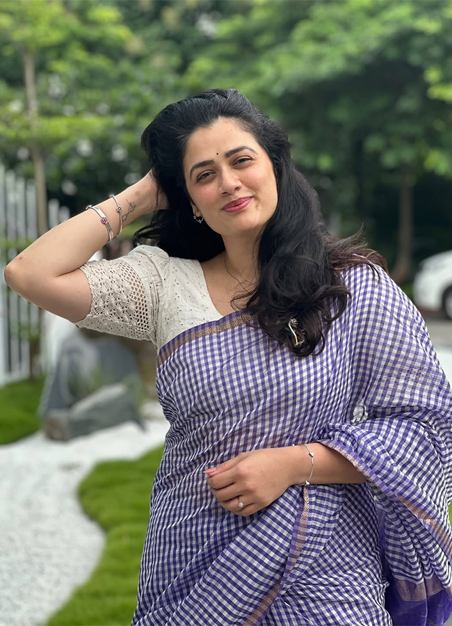 Social Media Trending Actress Girija Oak Godbole HD Photos14