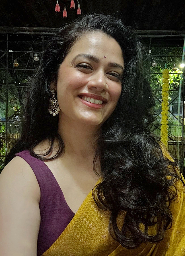 Social Media Trending Actress Girija Oak Godbole HD Photos15